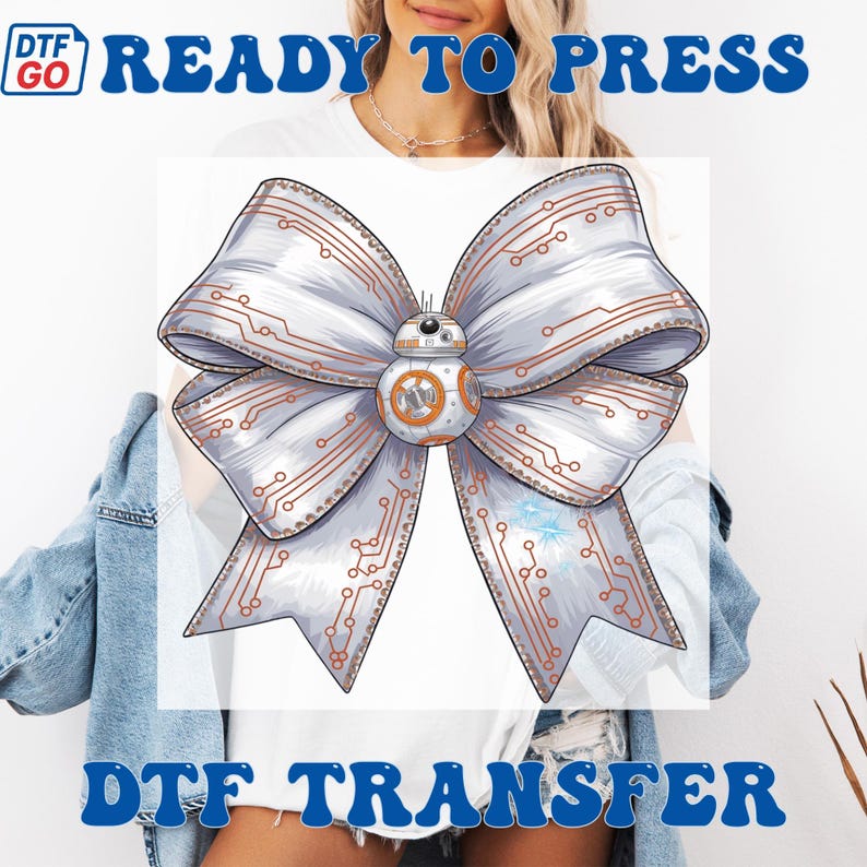 Puede incluir: Una transferencia DTF (Directo a Pel&iacute;cula) con un dise&ntilde;o de lazo grande y detallado. El lazo es principalmente plateado con detalles de circuitos en cobre. Un droide BB-8 est&aacute; en el centro. Las palabras "READY TO PRESS" y "DTF TRANSFER" son azules.