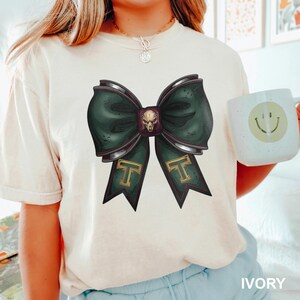 Puede incluir: Un letrero de madera r&uacute;stico con el texto "Welcome to our home" en letras blancas. El letrero presenta un acabado envejecido y un dise&ntilde;o simple y acogedor, ideal para la decoraci&oacute;n de la puerta principal.