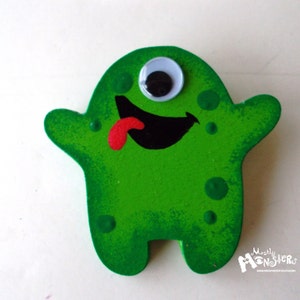 Monsterbroche groen MIKEY, houten handbeschilderde broche, groene monsterpin, MIKEY monstergroen, limoengroene monsterbroche