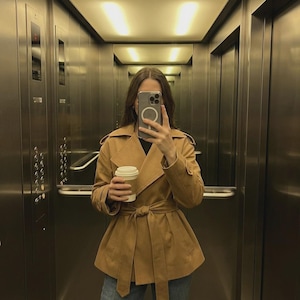 Gabardina corta de mezcla de algodón para mujer - Corte estructurado con cinturón