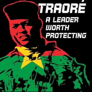 Puede incluir: Un diseño gráfico con un retrato de una persona y el texto "TRAORÉ A LEADER WORTH PROTECTING" en blanco. La silueta de la persona es roja, con los colores de la bandera de Burkina Faso.