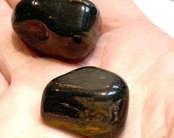 Piedra pulida de ónix negro: cristal protector de origen ético