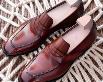 手作りのブラウンのスリッポンタイプのオリジナルレザー製ドレスシューズ（オフィスやフォーマルな場面に最適）メンズ用ローファー