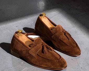 Zapatos mocasines de vestir para hombre, hechos a mano, de ante marrón con borlas y sin cordones.