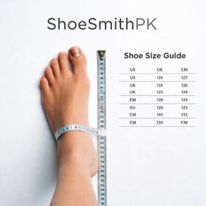 Puede incluir: Un pie con una cinta métrica alrededor del tobillo, junto a una tabla de tallas de zapatos. La tabla enumera tallas de EE. UU., Reino Unido y CM. El texto "ShoeSmithPK" está en la parte superior de la imagen.