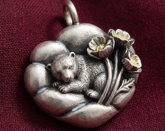 Colgante Oso Durmiente, Collar de Calabaza Plateada con Detalle Floral del Bosque