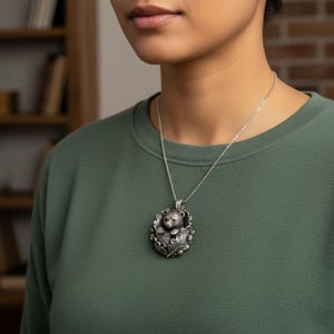 Collar con colgante de oso, plata y cobre, hoja de roble, bellota, joyería de animales del bosque imagen 4