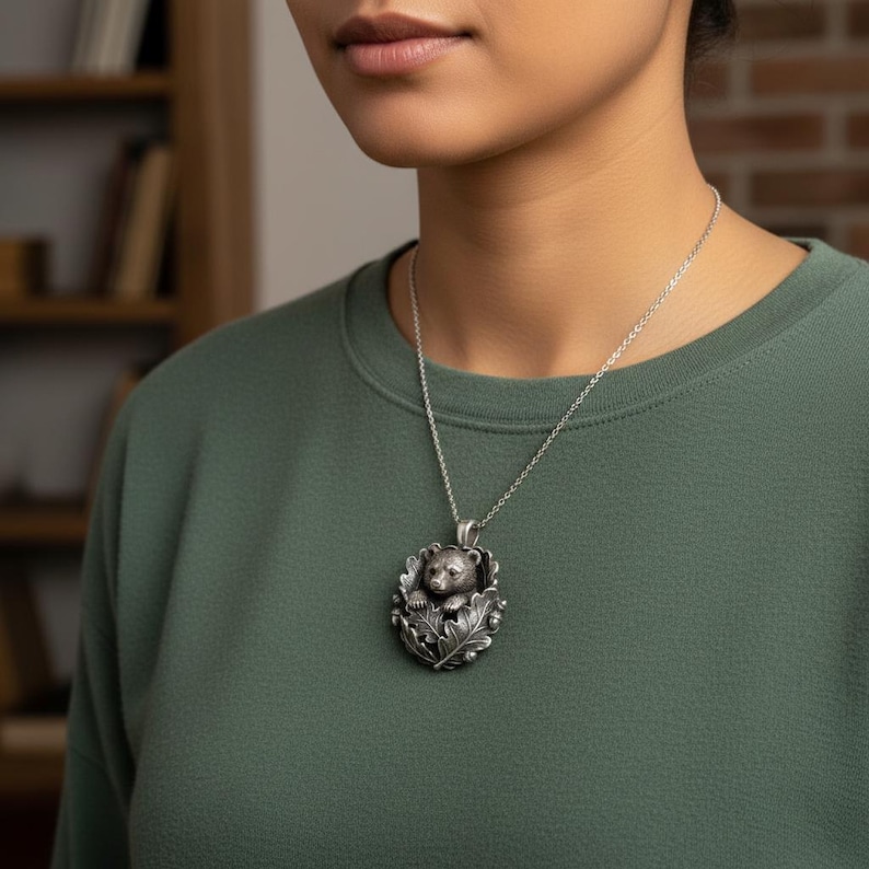 Collar con colgante de oso, plata y cobre, hoja de roble, bellota, joyería de animales del bosque imagen 4
