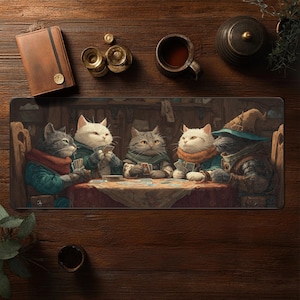 Puede incluir: Alfombrilla de ratón rectangular con una ilustración detallada de cinco gatos jugando al póquer. Los gatos visten diferentes atuendos, con una paleta de colores cálidos y un estilo artístico. Un cuaderno de cuero marrón y otros objetos están sobre la superficie de madera.