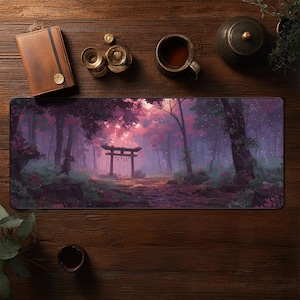 Può includere: Un tappetino per mouse rettangolare con una pittura digitale di una scena di foresta. L'opera raffigura un sentiero che conduce a un tradizionale cancello torii giapponese, circondato da alberi rosa e viola. La scena è ambientata in un ambiente mistico e onirico.