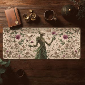 Può includere: Tappetino per scrivania rettangolare con un'illustrazione dettagliata di una figura scheletrica fatta di viti e foglie, che tiene dei fiori. Il design include rose, teschi ed elementi floreali nei toni del verde, viola e beige.