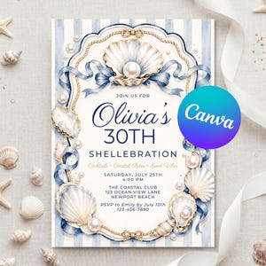 Op de afbeelding: Een rechthoekige uitnodigingskaart met een blauw-witte gestreepte achtergrond en een decoratieve rand van aquarel schelpen, parels en blauwe linten. De tekst luidt Olivia's 30th SHELLEBRATION, met evenementdetails en een Canva-logo.