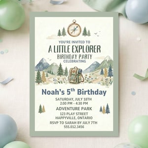 Könnte beinhalten: Einladung zur Little Explorer-Geburtstagsfeier mit Aquarelldesign. Die Einladung zeigt einen Kompass, Berge, Bäume und einen Rucksack. Der Text lautet: "Du bist zu einer Little Explorer-Geburtstagsfeier eingeladen".
