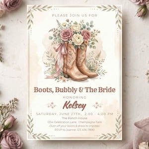 Puede incluir: Invitación de boda con diseño de acuarela. La invitación presenta un par de botas de vaquero con un arreglo floral, el texto "Boots, Bubbly & The Bride" y los detalles del evento. La invitación está decorada con elementos florales y una paleta de colores suaves.
