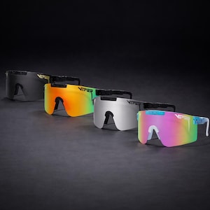 Può includere: Quattro paia di occhiali da sole Viper con un design sportivo avvolgente. Le lenti hanno una finitura a specchio in oro, argento e tonalità arcobaleno. Le montature sono nere, con il logo Viper in oro o verde.