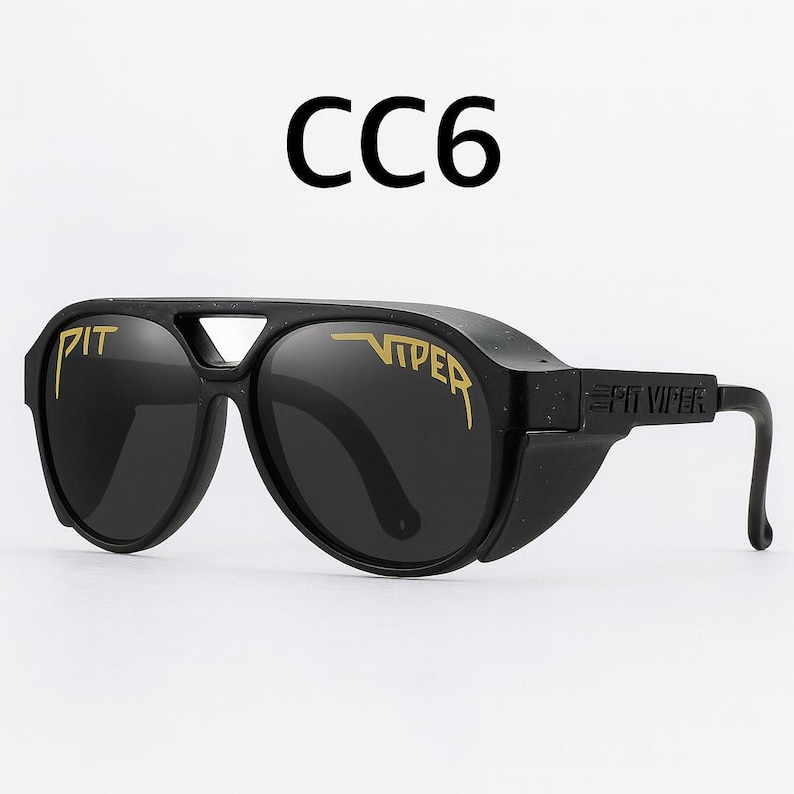 Puede incluir: Gafas de sol negras con letras doradas "PIT VIPER" y "CC6" en la parte superior. Las gafas de sol tienen un dise&ntilde;o &uacute;nico con protectores laterales y un puente. Las lentes son oscuras y las monturas negras.