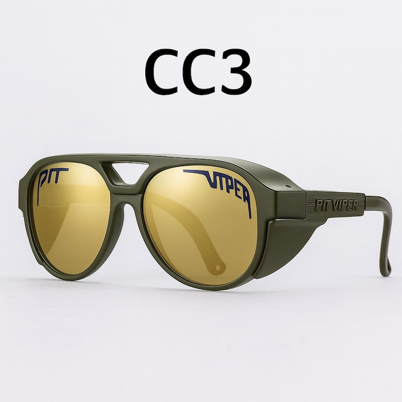 Puede incluir: Gafas de sol Pit Viper verde oliva con lentes doradas. El texto "CC3" est&aacute; encima de las gafas de sol. El nombre de la marca "PIT VIPER" est&aacute; impreso en las lentes y las patillas.