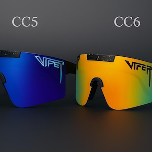 Puede incluir: Dos pares de gafas de sol Viper. Un par tiene lentes azules, el otro tiene lentes amarillo-naranja. Ambos tienen monturas negras y la palabra "VIPER" impresa en las lentes. Las gafas de sol est&aacute;n etiquetadas como "CC5" y "CC6".