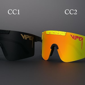 Puede incluir: Se muestran dos pares de gafas de sol Viper. Un par es negro con letras doradas, y el otro es amarillo y naranja con letras doradas. Las gafas de sol tienen un dise&ntilde;o deportivo envolvente, adecuado para actividades al aire libre.