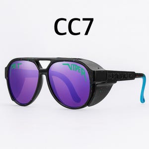 Puede incluir: Gafas de sol negras con lentes moradas y el texto "CC7" en la parte superior. Las monturas tienen un dise&ntilde;o moteado con texto verde "VIPER" y "PIT VIPER". Las patillas son azules.
