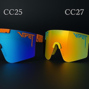 Puede incluir: Dos pares de gafas de sol deportivas. Un par tiene lentes azules con detalles en naranja y el texto "VIPET". El otro par tiene lentes amarillas con detalles en verde y el texto "VIPET". Los n&uacute;meros de modelo "CC25" y "CC27" son visibles.