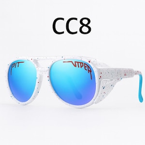 Puede incluir: Gafas de sol blancas con lentes azules espejadas y un dise&ntilde;o moteado. Las gafas de sol tienen el texto "PIT VIPER" en rojo. El n&uacute;mero de modelo "CC8" se muestra encima de las gafas.