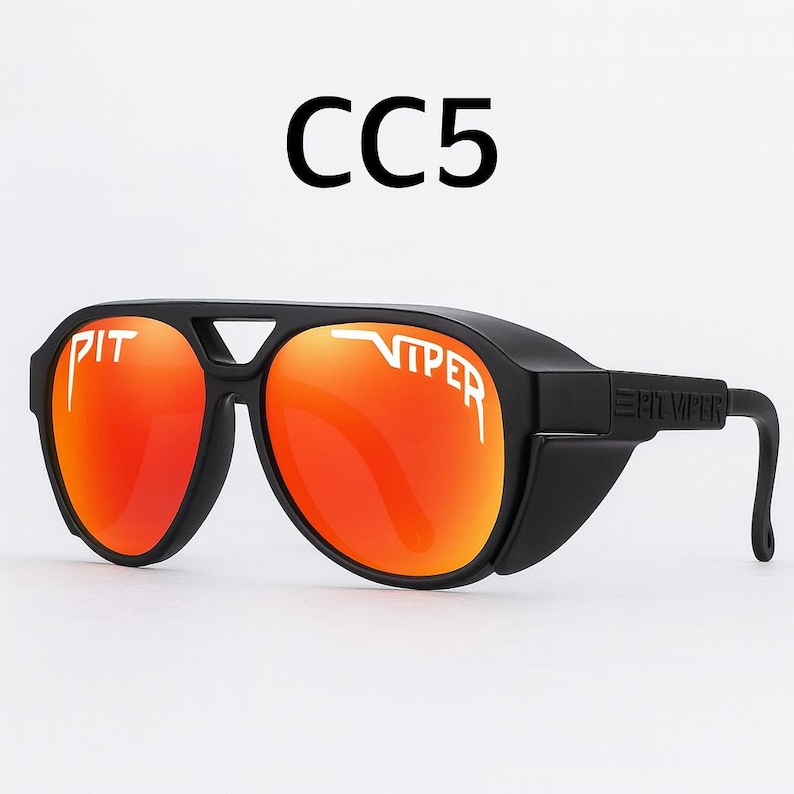 Puede incluir: Gafas de sol negras con lentes naranjas. Las gafas de sol tienen el texto "PIT VIPER" en blanco en las lentes y "CC5" encima de la montura. Las patillas de las gafas tienen el texto "PIT VIPER" en blanco.