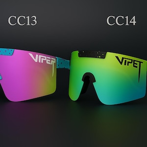 Puede incluir: Dos pares de gafas de sol Viper con dise&ntilde;o envolvente. Un par tiene una lente degradada rosa y amarilla con detalles en azul, el otro tiene una lente degradada verde y azul con detalles en negro. La marca est&aacute; impresa en blanco.