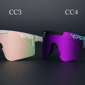 Puede incluir: Dos pares de gafas de sol deportivas. Un par tiene una montura blanca con una lente degradada rosa y verde, y el otro tiene una montura negra con una lente morada. El nombre de la marca "VIPER" est&aacute; impreso en las lentes.