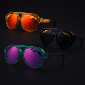 Könnte beinhalten: Drei Sonnenbrillenpaare mit dem Wort "VIPER" auf den Gläsern. Das obere Paar hat orangefarbene Gläser und einen beigefarbenen Rahmen. Das mittlere Paar hat schwarze Gläser und einen schwarzen Rahmen. Das untere Paar hat violette Gläser und einen türkisfarbenen Rahmen.