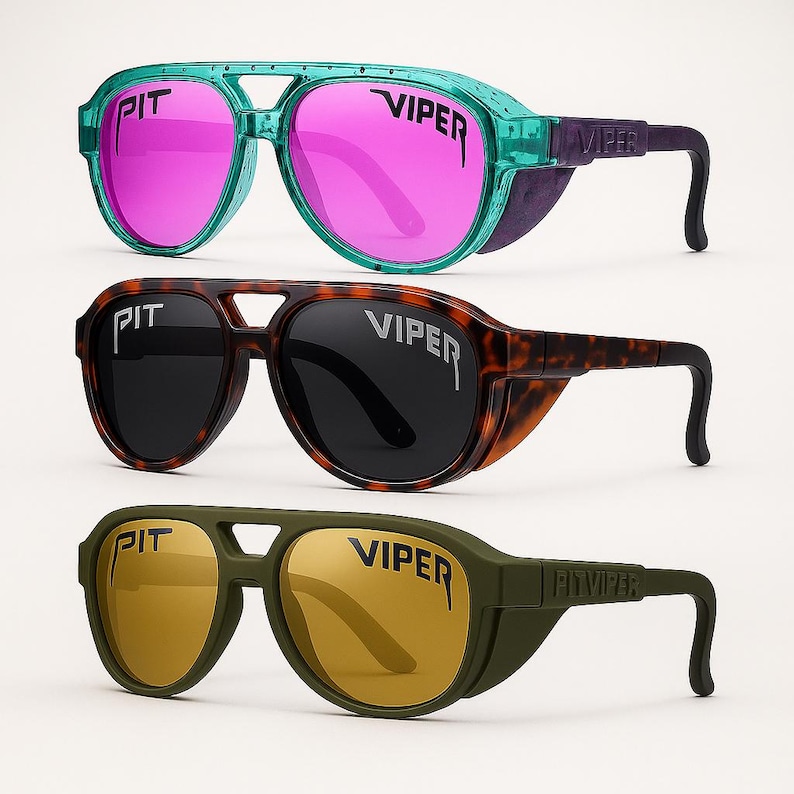 Puede incluir: Tres pares de gafas de sol Pit Viper. El par superior tiene montura turquesa y lentes rosas. El par del medio tiene montura carey y lentes negras. El par inferior tiene montura verde oliva y lentes amarillas. Cada par tiene la palabra "VIPER".