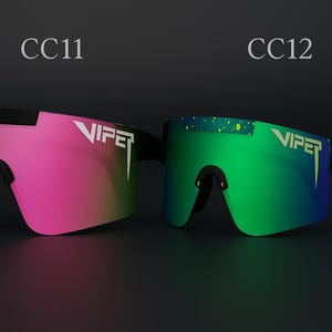 Puede incluir: Se muestran dos pares de gafas de sol Viper. Uno tiene lentes rosas, el otro verdes. Ambos tienen monturas negras y la palabra "VIPER" en blanco. Los n&uacute;meros de modelo "CC11" y "CC12" est&aacute;n encima de cada par.