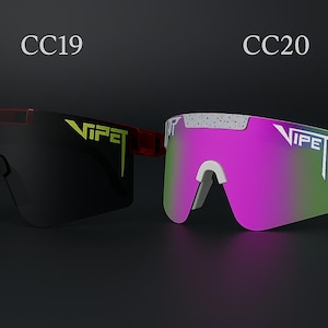 Puede incluir: Se muestran dos pares de gafas de sol deportivas sobre un fondo oscuro. Un par tiene una lente negra con montura roja y logotipo amarillo. El otro par tiene una lente rosa y verde con montura y logotipo blancos. Los textos "CC19" y "CC20" est&aacute;n encima de las gafas.