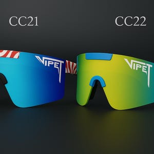 Puede incluir: Dos pares de gafas de sol deportivas. Un par tiene lentes azules con un patr&oacute;n rojo y blanco en la montura. El otro par tiene lentes amarillas y verdes con monturas azules. Ambos tienen la palabra "VIPET" en blanco.