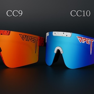 Puede incluir: Dos pares de gafas de sol deportivas. Un par tiene lentes naranjas y una montura superior moteada roja y negra. El otro par tiene lentes azules y una montura superior moteada blanca y negra. Ambos tienen la palabra "VIPET" impresa en la lente.