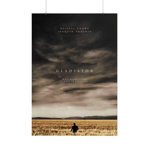 Könnte beinhalten: Ein vertikales Filmplakat für Gladiator mit einem dunklen, bewölkten Himmel über einem goldenen Weizenfeld. Die Silhouette einer Person steht in der Mitte. Der Text umfasst Russell Crowe, Joaquin Phoenix, Gladiator und What we do in life echoes in eternity.