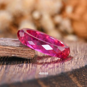 Briolette Cut Eternity Lab Ruby trouwring 4 mm metaalvrije gefacetteerde effen roze robijn stapelband juli Birthstone verjaardagscadeau voor haar