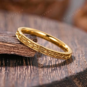 Anillo de media eternidad de oro con grabado de hojas, inspirado en la naturaleza, con diseño de trigo. Anillo apilable delicado para mujer.