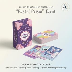 Könnte beinhalten: Ein Pastel Prism Tarot-Deck mit einer violetten Schachtel, rosa Wolken und einer zentralen Augenillustration. Das Set enthält einen Kartenstapel und drei einzelne Karten mit den Titeln The Moon, Death und Ace of Cups in Pastellfarben.