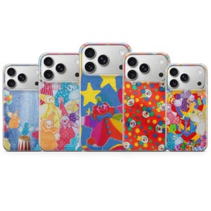 Op de afbeelding: Vijf telefoonhoesjes met kleurrijke clownontwerpen. Elk hoesje heeft een ander patroon, waaronder clowns, sterren en circuselementen. De hoesjes hebben een transparante rand en een zilverkleurige camerabehuizing.