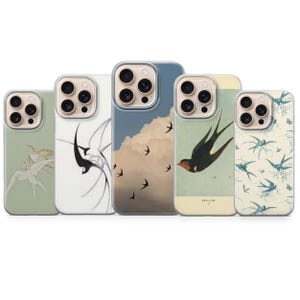 Könnte beinhalten: Fünf Handyhüllen mit Vogelmotiven. Die Designs zeigen Schwalben im Flug, Wolken und florale Muster. Die Farbpalette umfasst Blau-, Grün- und Weißtöne und schafft so eine kohärente Ästhetik. Die Hüllen sind für verschiedene Telefonmodelle geeignet.