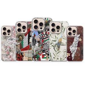 Puede incluir: Una colección de cinco fundas para teléfono con varios diseños. Las fundas presentan patrones florales, collages con texto e imágenes, ilustraciones de ramas de olivo y mapas. Las fundas están diseñadas para un teléfono con una cámara de triple lente.