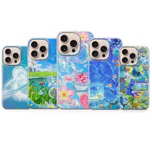 Può includere: Cinque custodie per telefono con design a tema acquatico. Le custodie presentano immagini di pesci, bolle, fiori ed effetti d'acqua in tonalità di blu, verde e rosa. Le custodie sono progettate per uno smartphone.