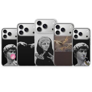 Può includere: Una collezione di custodie per telefoni con sculture classiche con tocchi moderni. Le custodie presentano immagini di statue con chewing gum, gesti delle mani e sigarette. Le custodie sono in vari colori, tra cui nero, bianco e marrone.