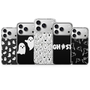 Op de afbeelding: Vijf doorzichtige telefoonhoesjes met diverse ontwerpen in spookthema. De patronen bevatten kleine witte spoken op zwart, twee grote witte spoken, een dichte menigte van lijntekening-spoken, het woord GHOST met een spookicoon en witte contouren.