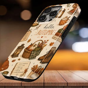 Puede incluir: Una funda para teléfono con fondo crema que presenta un patrón repetitivo de ilustraciones con temática otoñal, que incluye una cesta de calabazas, botas marrones, una linterna, una taza y una lista con el texto hello, AUTUMN y autumn bucket list.