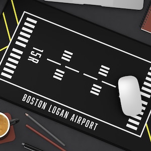 Gepersonaliseerde bureaumat voor start- en landingsbaan – aangepaste luchtvaartmuismat met luchthavencode en startbaannummer, cadeau piloot, bureau luchtverkeersleider
