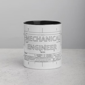 Op de afbeelding: Witte keramische mok met een zwarte binnenkant, met een ontwerp in blauwdrukstijl. De tekst "MECHANICAL ENGINEER" is prominent aanwezig, samen met technische details en afmetingen. Een ideaal cadeau voor ingenieurs.