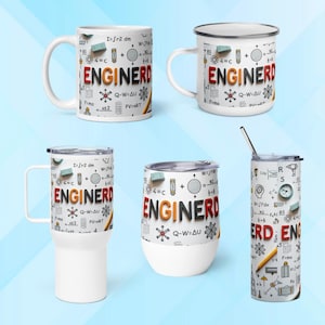 Op de afbeelding: Een verzameling witte drinkwaren met het woord "ENGINERD" in rood en zwart, samen met wetenschappelijke symbolen en vergelijkingen. Inclusief een koffiemok, emaille mok en diverse geïsoleerde bekers.