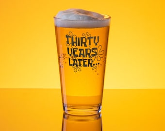 30歳の誕生日プレゼント（女性、男性）。30年後、1996年生まれ。刻印入りビールパイントグラス（16オンス）。彼または彼女への面白い30歳の誕生日プレゼント。